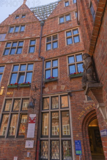 House of the Glockenspiel with 30 bells, Böttcherstrasse, cultural monument in the historic city centre, red brick building, architects Alfred Runge and Eduard Scotland, two former warehouses, place of interest, tourist attraction, pedestrian zone, Hanseatic city of Bremen, Germany