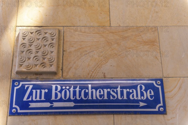 Signpost in the direction of Böttcherstrasse, cultural monument in the historic city centre, numerous sights, tourist attraction, pedestrian zone, Hanseatic city of Bremen, Germany