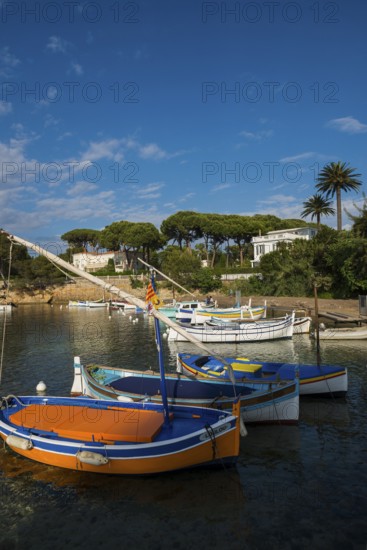 Beach and colourful boats, Plage de I'Olivette, Cap d'Antibes, Antibes, Provence Alpes Côte d'Azur, South of France, France