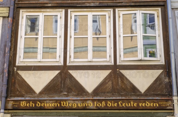 Saying on a half-timbered house, Go your way and let people talk, Courage, Self-confidence, Lower Saxony, Germany
