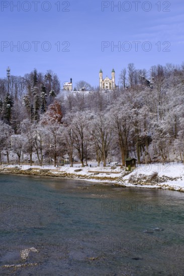 Church of the Holy Cross with Leonhard's Chapel above the Isar, Calvary, in winter, Bad Tölz, Upper Bavaria, Bavaria, Germany
