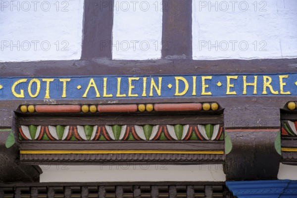 Slogan Gotte allein die Ehre, half-timbered houses on the Great Plain, Celle, Celle, Lüneburg Heath, Lower Saxony, Germany