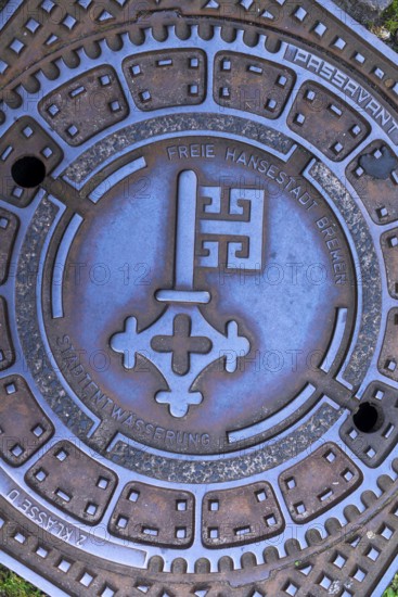 Gully cover with Bremen key and inscription, renovated Schnoor neighbourhood with small shops, galleries, restaurants, cafés and residential buildings, Gängeviertel in the old town, former fishermen's and boatmen's settlement, narrow alleyways, pedestrian zone, numerous listed buildings, classicist, historicist, baroque and renaissance architecture, tourist attraction, travel destination, pleasure, Hanseatic city of Bremen, Germany
