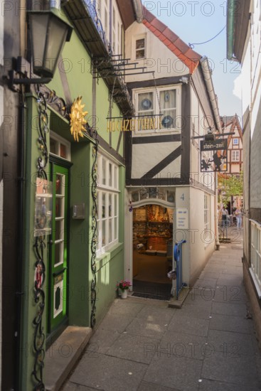 Wedding house and stein zeit, desert site, renovated Schnoor district with small shops, galleries, restaurants, cafes and residential buildings, Gängeviertel in the old town, former fishermen's and boatmen's settlement, wedding, lantern, narrow alleys, pedestrian zone, numerous houses under monument protection, architecture of classicism, historicism, baroque and renaissance, tourist attraction, travel destination, pleasure, Hanseatic city of Bremen, Germany