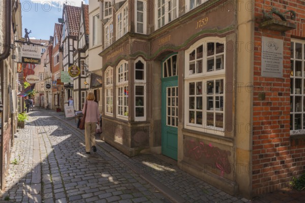 Renovated Schnoor neighbourhood with small shops, galleries, restaurants, cafés and residential buildings, Gängeviertel in the old town, former fishermen's and boatmen's settlement, buildings with bay windows dating from 1759, narrow alleyways, pedestrian zone, numerous listed buildings, classicist, historicist, baroque and renaissance architecture, tourist attraction, travel destination, pleasure, Hanseatic city of Bremen, Germany