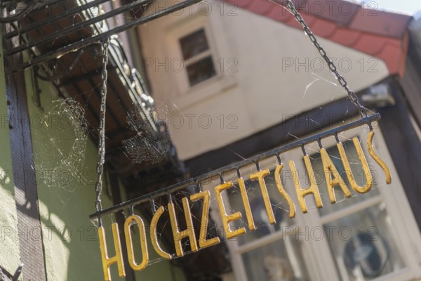 Wedding house in the spider's web in the Wüstestätte, renovated Schnoor neighbourhood with small shops, galleries, restaurants, cafés and residential buildings, Gängeviertel in the old town, former fishermen's and boatmen's settlement, narrow alleys, pedestrian zone, numerous listed buildings, classicist, historicist, baroque and renaissance architecture, tourist attraction, destination, pleasure, Hanseatic city of Bremen, Germany