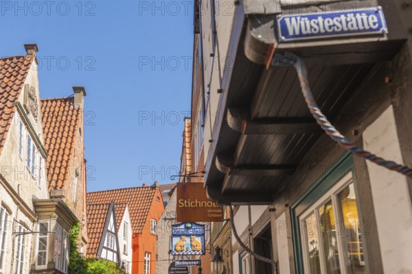 Gabled houses, bay windows in half-timbered houses, renovated Schnoor district with small shops, galleries, restaurants, cafés and residential buildings, Gängeviertel in the old town, former fishermen's and boatmen's settlement, narrow alleys, pedestrian zone, numerous listed buildings, classicist, historicist, baroque and renaissance architecture, tourist attraction, travel destination, pleasure, Hanseatic city of Bremen, Germany