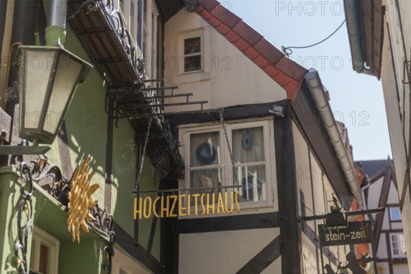 Wedding house and stein zeit in the Wüstestätte, renovated Schnoor district with small shops, galleries, restaurants, cafes and residential buildings, Gängeviertel in the old town, former fishermen's and boatmen's settlement, lantern, symbolic sun, half-timbered houses, narrow alleys, pedestrian zone, numerous houses under monument protection, architecture of classicism, historicism, baroque and renaissance, tourist attraction, destination, pleasure, Hanseatic city of Bremen, Germany