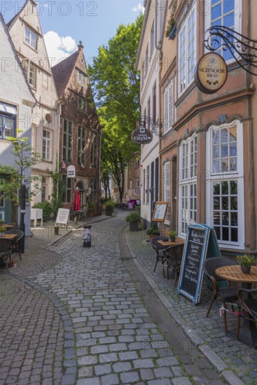 Renovated Schnoor neighbourhood with small shops, galleries, restaurants, cafés and residential buildings, Gängeviertel in the old town, former fishermen's and boatmen's settlement, narrow alleyways, pedestrian zone, numerous listed buildings, architecture of classicism, historicism, baroque and renaissance, tourist attraction, destination, pleasure, Hanseatic city of Bremen, Germany
