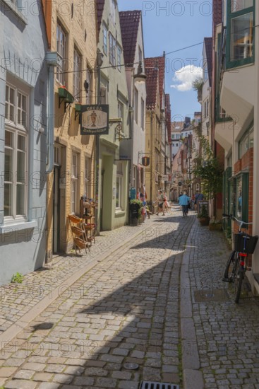 Renovated Schnoor neighbourhood with small shops, galleries, restaurants, cafés and residential buildings, Gängeviertel in the old town, former fishermen's and boatmen's settlement, gabled houses, narrow alleyways, pedestrian zone, numerous listed buildings, classicist, historicist, baroque and renaissance architecture, tourist attraction, sunshine, destination, pleasure, Hanseatic city of Bremen, Germany