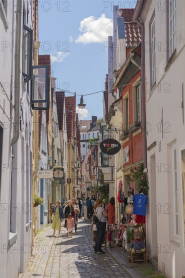 Renovated Schnoor neighbourhood with small shops, galleries, restaurants, cafés and residential buildings, Gängeviertel in the old town, former fishermen's and boatmen's settlement, narrow alleyways, gabled houses, pedestrian zone, numerous listed buildings, classicist, historicist, baroque and renaissance architecture, tourist attraction, destination, sunshine, pleasure, Hanseatic city of Bremen, Germany