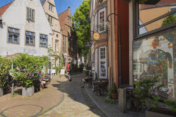 Renovated Schnoor district with small shops, galleries, restaurants, cafés and residential buildings, Gängeviertel in the old town, former fishermen's and boatmen's settlement, narrow alleyways, pedestrian zone, numerous listed buildings, classicist, historicist, baroque and renaissance architecture, greenery, colourful murals, tourist attraction, travel destination, pleasure, Hanseatic city of Bremen, Germany