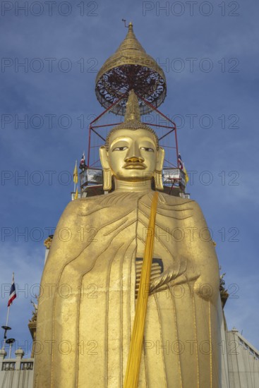 32 metre high standing Buddha decorated with glass mosaics and 24 carat gold, the upper knot of the Buddha image contains a relic of Lord Buddha, which was brought from Sri Lanka, Luang Pho To or Phrasiariyametri, Wat Intharawihan, the temple was built at the beginning of the Ayutthaya period, Bangkok, Thailand
