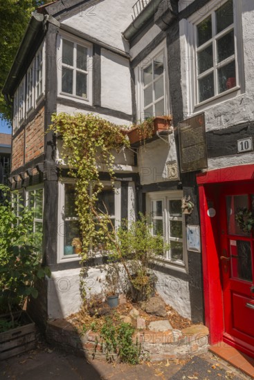 Schmaler Weg Hinter der Balge 10, half-timbered house built around 1600, two-storey eaves house, renovated Schnoor district with small shops, galleries, restaurants, cafés and residential buildings, Gängeviertel in the old town, former fishermen's and boatmen's settlement, narrow alleys, pedestrian zone, numerous listed buildings, classicist, historicist, baroque and renaissance architecture, flower pots, tourist attraction, destination, pleasure, Hanseatic city of Bremen, Germany