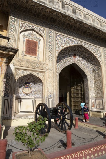 City gate and cannon in the old city centre, Jaipur, Rajasthan, India