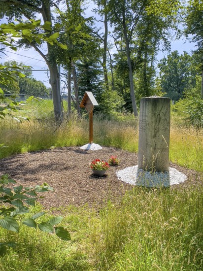 Free-standing stone column on the right Monument with inscription in memory of Bernd Rosemeyer, racing driver killed in an accident at this spot in 1938, wooden memorial plaque in the background on the left Wooden memorial with inscription Memorial to Bernd Rosemeyer 1938, Mörfelden-Walldorf, Hesse, Germany