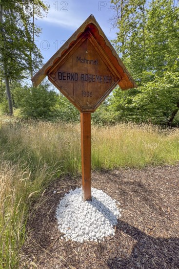 Wooden memorial plaque Wooden memorial with inscription Memorial Bernd Rosemeyer 1938, Mörfelden-Walldorf, Hesse, Germany