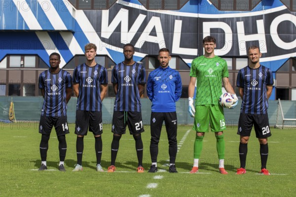 SV Waldhof Mannheim's new signings for the new 2025/26 season***From left to right: Emannuel Iwe, Jascha Brandt, Adama Diakhaby, coach Dominik Glawogger, Jan Niemann, Kushtrim Assalari