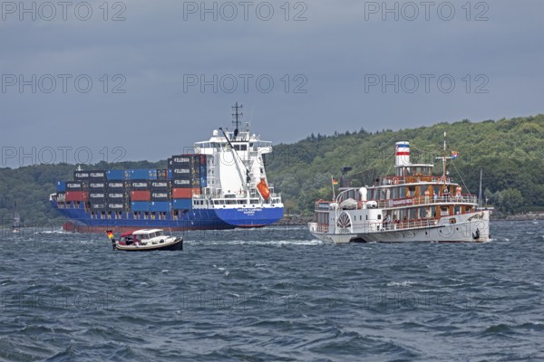 Historic paddle steamer Freya, container ship, Kiel Week, Kiel Fjord, Möltenort, Heikendorf, Kiel, Schleswig-Holstein, Germany