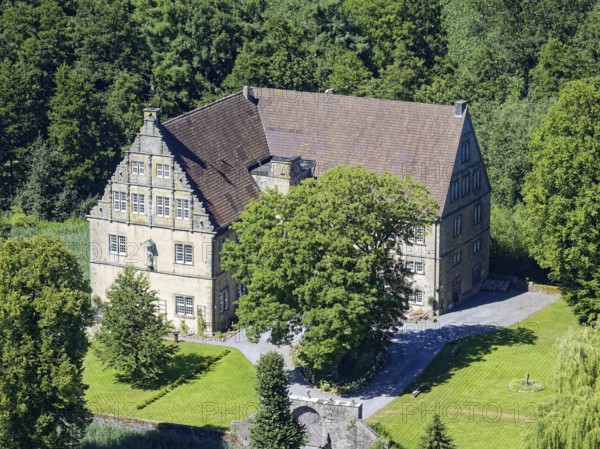 Thienhausen Castle, also known as Thienhausen House, is a two-winged moated castle in the Weser Renaissance style in the Steinheim district of Rolfzen. It lies in the valley of the Holmbach stream. Aerial view. Steinheim, North Rhine-Westphalia, Germany