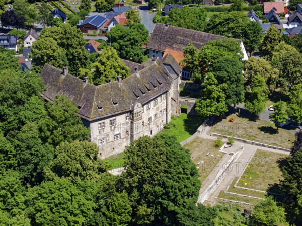 Dringenberg Castle is a medieval hilltop castle in Dringenberg in the district of Höxter. It was one of the most important regional castles of the Paderborn bishopric. Aerial view. Dringenberg, North Rhine-Westphalia, Germany