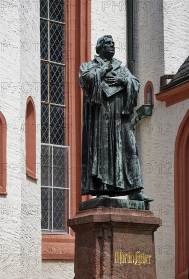 Luther monument by sculptor Paul Ernst, monument to the reformer Martin Luther at the church, St Nicolaikirche, Döbeln Old Town, Döbeln, Saxony, Germany