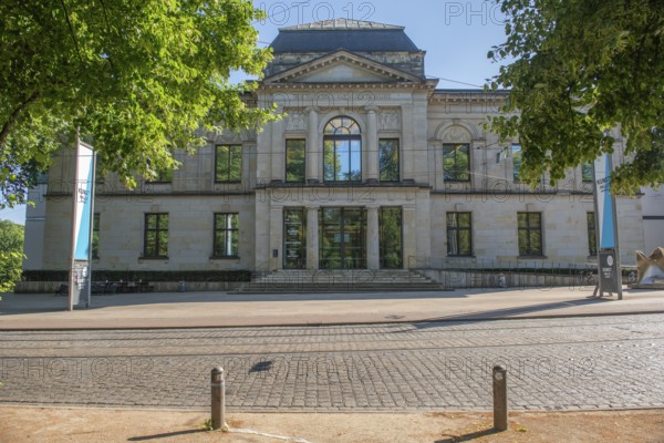 Bremer Kunsthalle, art museum am Wall, cultural monument, ramparts, inscription Den Bildenden KÃ¼nsten Geweiht, art society, education, flags, classicist column facade, Bremen, Germany