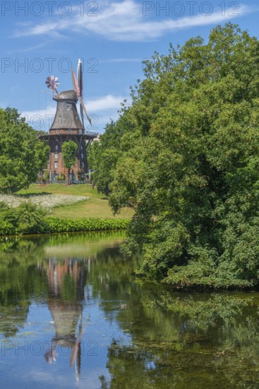 MÃ¼hle am Wall or HerdentorsmÃ¼hle, type gallery mill with wind direction tracking, water reflection, restaurant and café, single monument, Bremen ramparts, formerly part of the city fortifications with rampart and moat, today park, history, Bremen, Germany