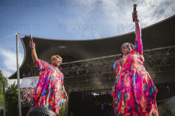 Dynelle Rhodes (Armstead) and Dorrey Lyles, singers of the Weather Girls at the Berlin Rundfunk 91.4 Open Air in the Berlin ParkbÃ¼hne Wuhlheide on 05.07.2025