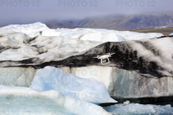 Camera drone flies over icebergs, JökulsÃ¡rlÃ³n glacier lagoon, Jökulsarlon, glacial lake, HornafjörÃ°ur, Hornafjördur, south-east Iceland, Iceland
