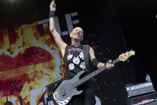 Ali McMordie, bassist, Stiff Little Fingers, punk rock band, Northern Ireland, open air at the Citadel Music Festival, 04.07.2025, Zitadelle Spandau, Berlin, Germany < english> Stiff Little Fingers, punk rock band, Northern Ireland, open air at the Citadel Music Festival, July 4, 2025, Spandau Citadel, Berlin, Germany