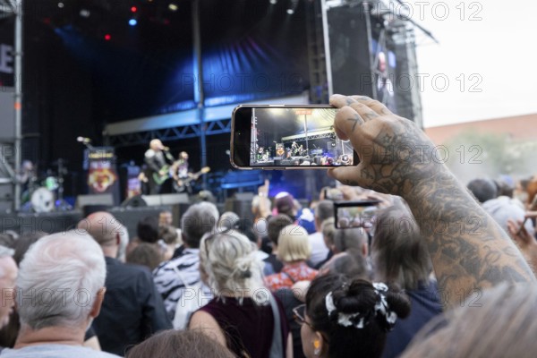 Audience, Smartphone, Detail, Stiff Little Fingers, punk rock band, Northern Ireland, open air at the Citadel Music Festival, 04.07.2025, Zitadelle Spandau, Berlin, Germany < english> Stiff Little Fingers, punk rock band, Northern Ireland, open air at the Citadel Music Festival, July 4, 2025, Spandau Citadel, Berlin, Germany