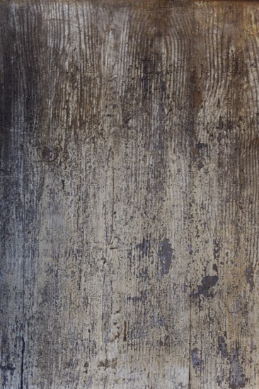 Een verouderen houten muur met afbladderende verf en een unieke textuur. De ruimte straalt een rustieke charme uit die de aandacht trekt. Bas Rhin, Alsace, France