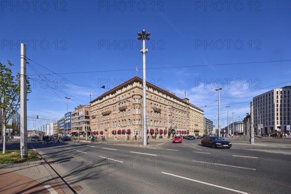 Le Méridien Grand Hotel Nuremberg, Marriott Hotels, traffic area, road markings, lanes, historic buildings, lantern, overhead lines, vehicles, cars, pedestrians as secondary motif, super wide angle, blue sky, cirrostratus clouds, intersection Königstorgraben with BahnhofstraÃŸe and Bahnhofsplatz, Nuremberg, Middle Franconia, independent city, Bavaria, Germany