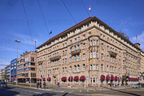 Le Méridien Grand Hotel Nuremberg, historical buildings, Marriott Hotels, lantern, pedestrians as secondary motif, blue sky, cirrostratus clouds, intersection Königstorgraben with BahnhofstraÃŸe, Nuremberg, Middle Franconia, independent city, Bavaria, Germany