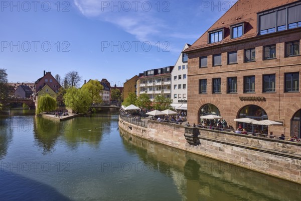 Flea market island, river Pegnitz, river island, pedestrian bridges, historic buildings, trees, reflections, water surface, Starbucks, outdoor area, gastronomy, parasols, visitors as secondary motif, backlight, blue sky, cloudless, KarlsbrÃ¼cke, Schleifersteg, Nuremberg, Middle Franconia, independent city, Bavaria, Germany