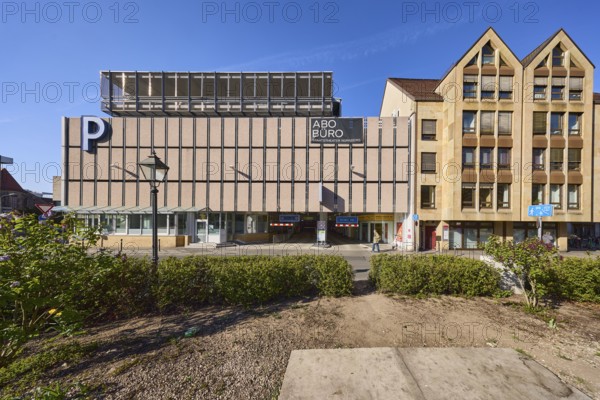 Sterntor multi-storey car park, general architecture, modern buildings, hedge, blue sky, cirrostratus clouds, Sterntor street, Nuremberg, Middle Franconia, independent city, Bavaria, Germany