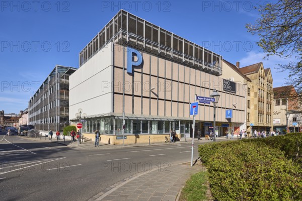 Traffic areas, Sterntor multi-storey car park, alleyway, general development, pavement, paving slabs, hedge, blue sky, cirrostratus clouds, intersection Grasersgasse with Sterntor and Magnus-Hirschfeld-Platz, Nuremberg, Middle Franconia, independent city, Bavaria, Germany