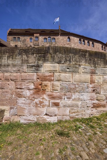 Imperial Castle, sandstone wall, castle wall, castle, flag, blue sky, cirrostratus clouds, Am Ã–lberg, Nuremberg, Middle Franconia, independent city, Bavaria, Germany