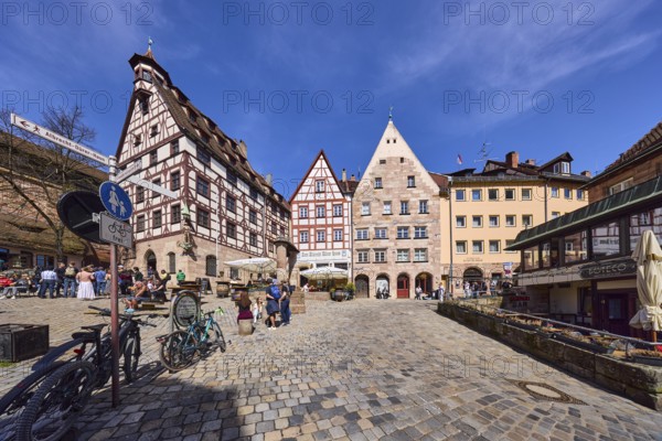 Pilatus House, town house, late Gothic style, half-timbered houses, historical buildings, signpost to Albrecht DÃ¼rer House, Old Town, square, cobblestones, pedestrians as secondary motif, super wide angle, blue sky, cirrostratus clouds, Obere Schmiedgasse, Beim TiergÃ¤rtnertor, TiergÃ¤rtnertorplatz, Nuremberg, Middle Franconia, independent city, Bavaria, Germany