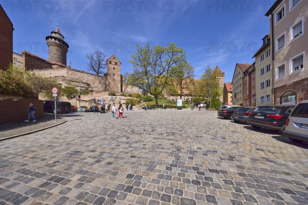 Imperial Castle, St. Walburgis Castle Chapel, Sinnwell Tower, castle, round tower, castle chapel, castle wall, residential buildings, trees, parking boxes, vehicles, pedestrians as secondary motif, blue sky, cirrostratus clouds, BurgstraÃŸe, Nuremberg, Middle Franconia, independent city, Bavaria, Germany