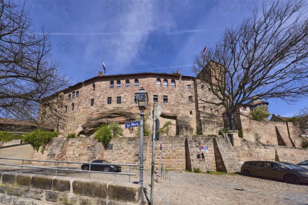 Kaiserburg, Kaiserkapelle, Heidenturm, castle, castle wall, castle chapel, angular tower, trees, street sign, lantern, parking boxes, vehicles, sandstone wall, metal railing, super wide angle, blue sky, cirrostratus clouds, street Am Ã–lberg, Nuremberg, Middle Franconia, independent city, Bavaria, Germany