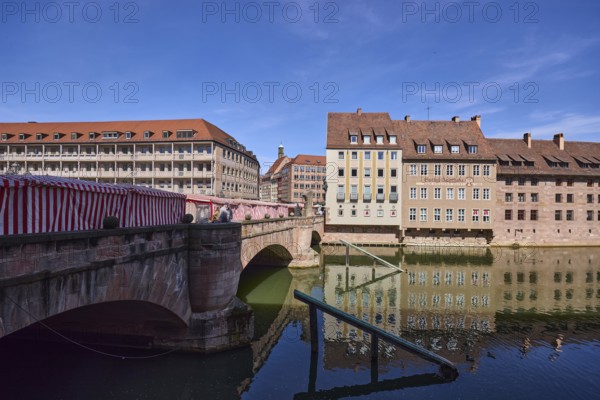 Museum bridge, pedestrian bridge, sandstone arch bridge, river Pegnitz, general architecture, historical buildings, symmetrical reflection, water surface, market stalls, pedestrian zone, blue sky, cirrostratus clouds, KönigstraÃŸe, Nuremberg, Middle Franconia, independent city, Bavaria, Germany