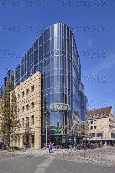 Maximum retail park, modern architecture, glass facade, blue sky, cirrostratus clouds, square, intersection of Kornmarkt and Krebsgasse, Nuremberg, Middle Franconia, independent city, Bavaria, Germany