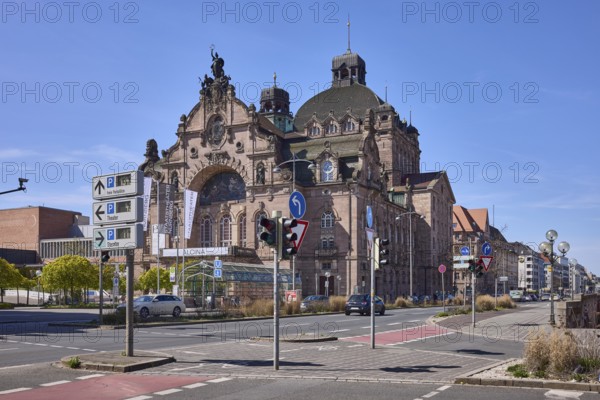 Nuremberg State Theatre, opera and theatre, pedestrian crossing with traffic lights, signpost to the car park, blue sky, cirrostratus clouds, intersection Frauentorgraben with Grasersgasse, Nuremberg, Middle Franconia, independent city, Bavaria, Germany