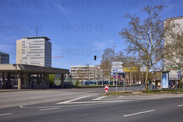 Modern buildings, general architecture, traffic lights, pedestrian crossing, signpost, advertising pillar, trees, blue sky, cirrostratus clouds, fork in the road Am PlÃ¤rrer and Spittlertorgraben, Nuremberg, Middle Franconia, independent city, Bavaria, Germany