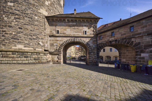 Spittlertorzwinger, Spittlertorturm, Spittlertor, old town, city fortification, city wall, defence defence tower, city gate, kennel, cobblestone pavement, tree, blue sky, cirrostratus clouds, Nuremberg, Middle Franconia, independent city, Bavaria, Germany