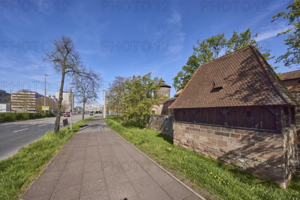 Spittlertorzwinger, footpath and cycle path, street, general architecture, city fortification, city wall, kennel, trees, meadow, blue sky, cirrostratus clouds, Am PlÃ¤rrer, Frauentor wall, Nuremberg, Middle Franconia, independent city, Bavaria, Germany
