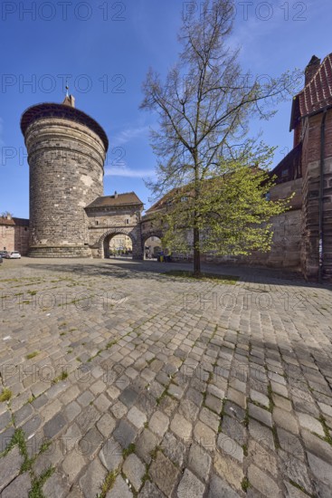 Spittlertorzwinger, Spittlertorturm, Spittlertor, old town, city fortification, city wall, fortified defence tower, city gate, kennel, tree, blue sky, cirrostratus clouds, Nuremberg, Middle Franconia, independent city, Bavaria, Germany