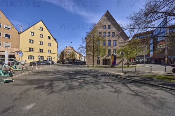 General architecture, houses, bollards, trees, blue sky, cirrostratus clouds, alleyway, intersection Karl-Grillenberger-StraÃŸe with MÃ¼hlgasse, Nuremberg, Middle Franconia, independent city, Bavaria, Germany